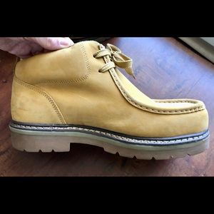 Men boots strut my LugzCondition: worn once or twice
Color: Wheat yellow
Size:11